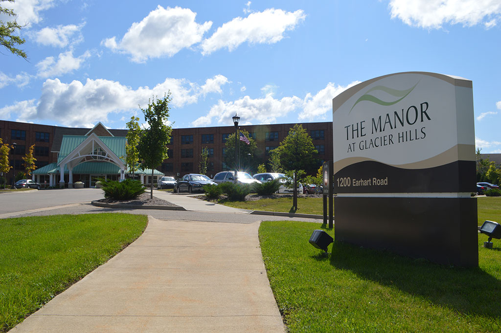 02_glacier_hills_manor_exterior