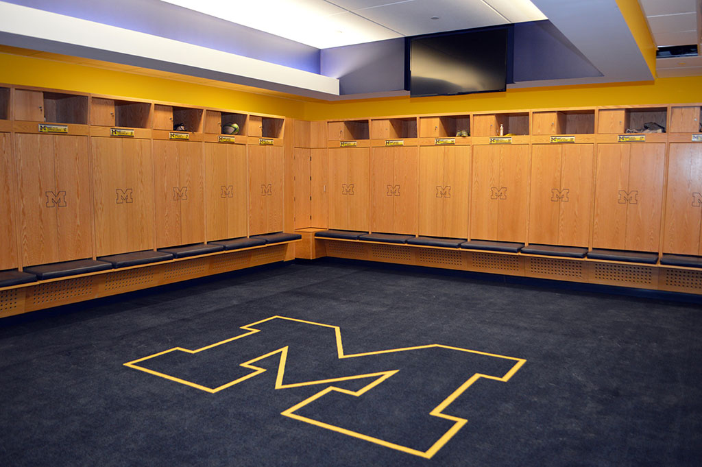 02_um_softball_center_locker_roomr